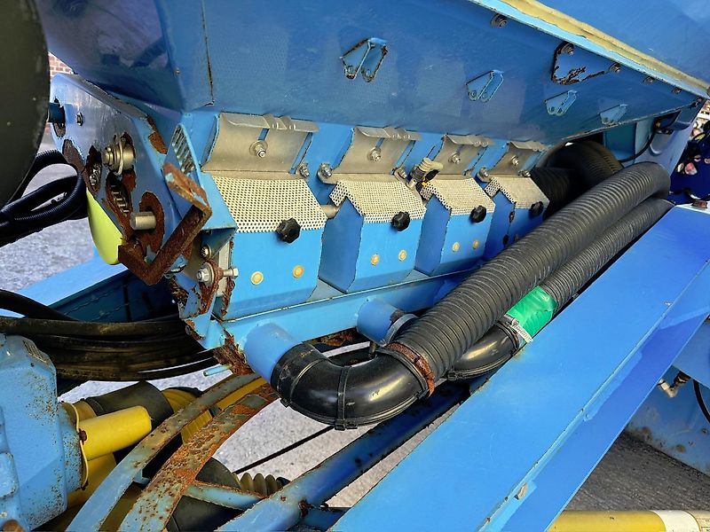 Lemken Compact Solitair 9/600 KK, BJ 2010, 6m AB, 4500l Tank, Reifenpacker, ISObus-Anschluß, OHNE SÄSCHIENE!!!