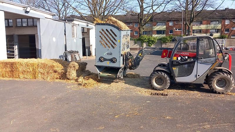 VDMJ Stable Boy Ballenauflöser Einstreumaschine Heuverteiler Quaderballen