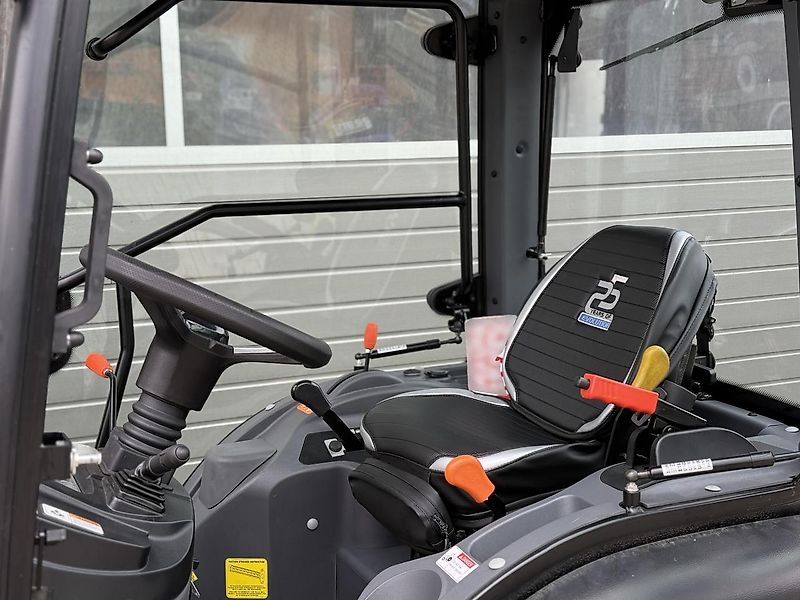 Solis 26 HST Kabine Panther (Black)