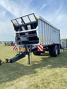 Auto-Agro Tandem-Miststreuer / Manure spreader / Epandeur à fumier / Rimorchio spandiconcime / Разбрасыватель органических удобрений / Rozrzutnik obornika Tandem N268 27 m3