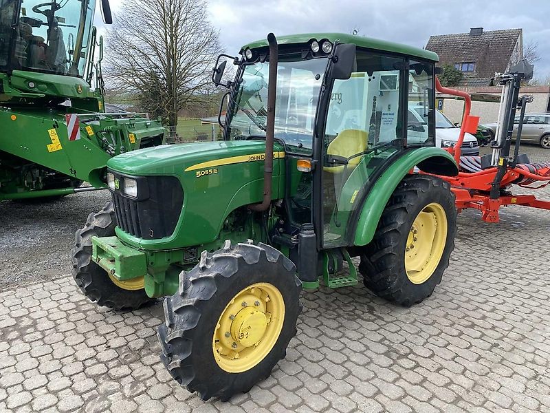 John Deere 5055E