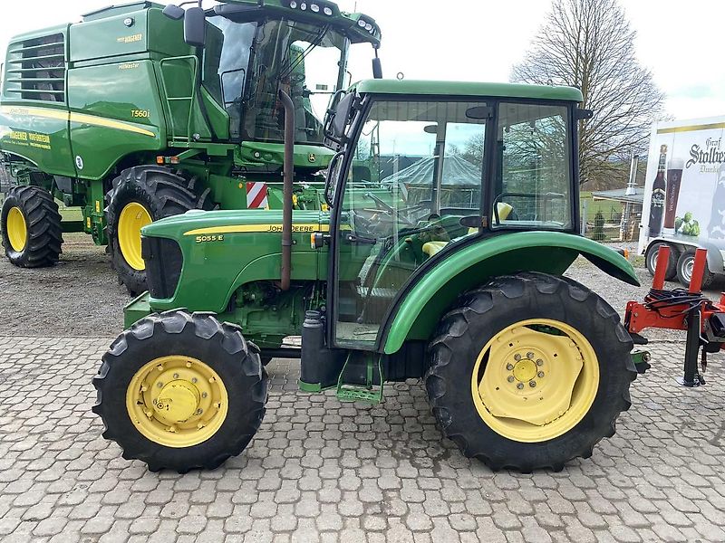 John Deere 5055E