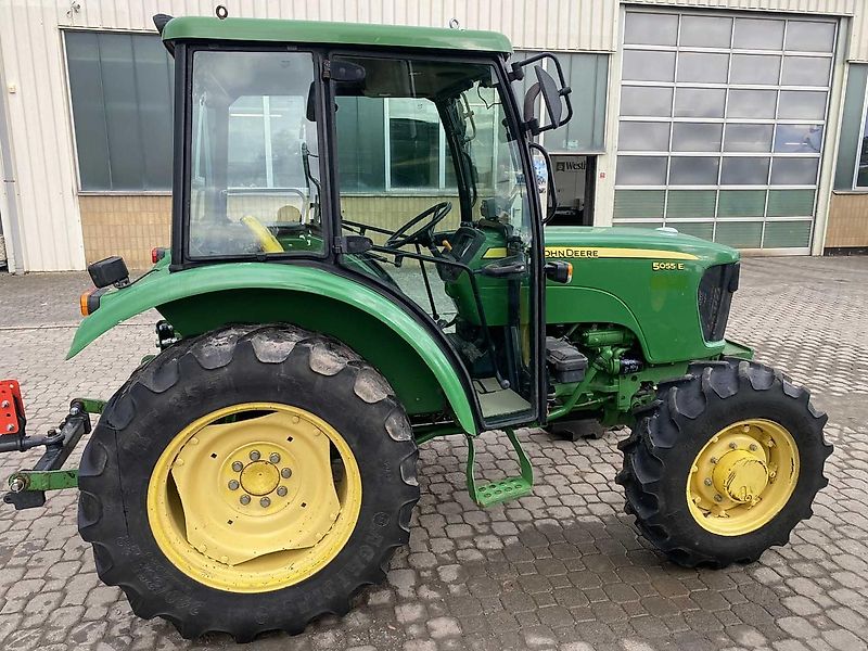 John Deere 5055E