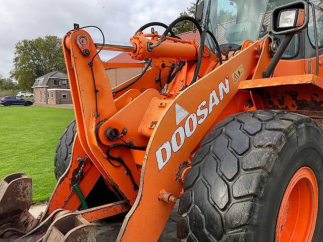 Doosan DL200