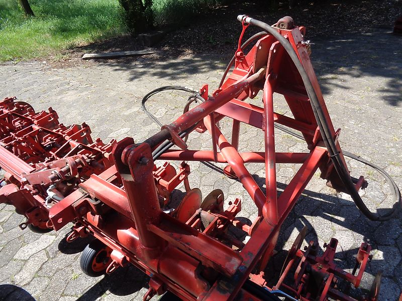 Rau 12 reihig Fronthacke hydraulischer Klapprahmen mit Gänsefußscharen & Hohlscheiben zur Kulturschonung