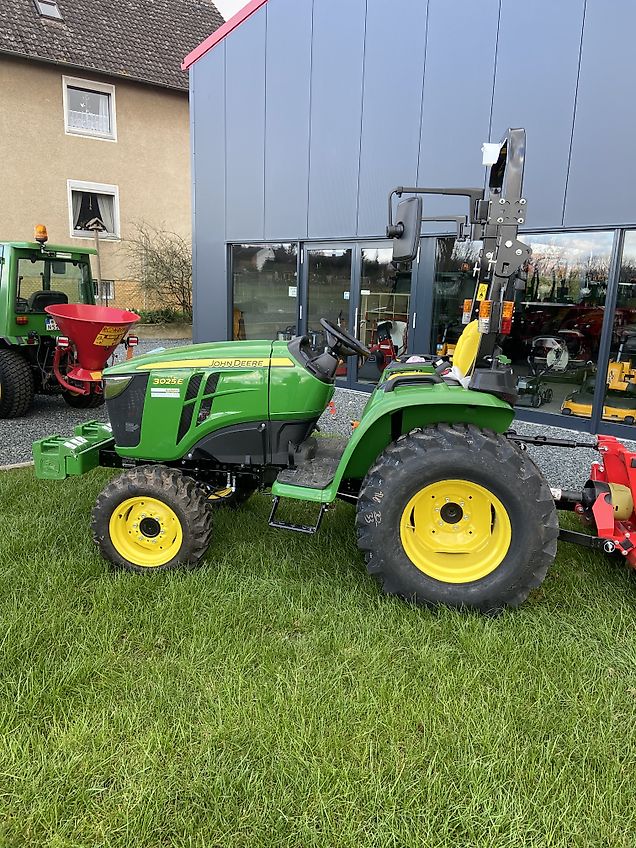 John Deere 3025E mit Yanmar Motor