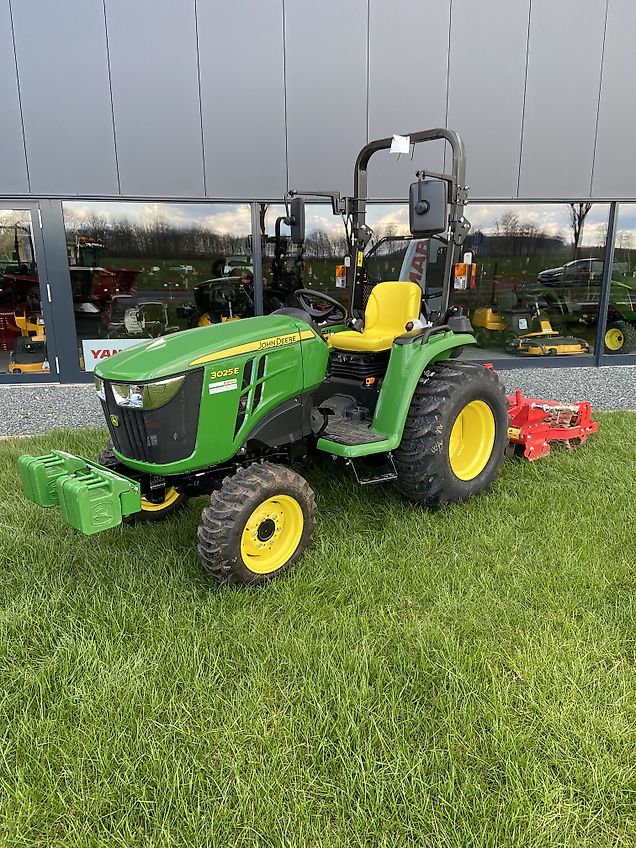 John Deere 3025E mit Yanmar Motor