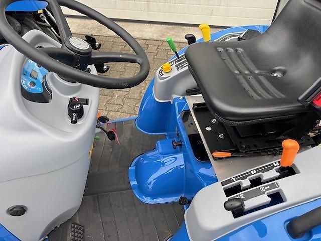 New Holland BOOMER 25 HST