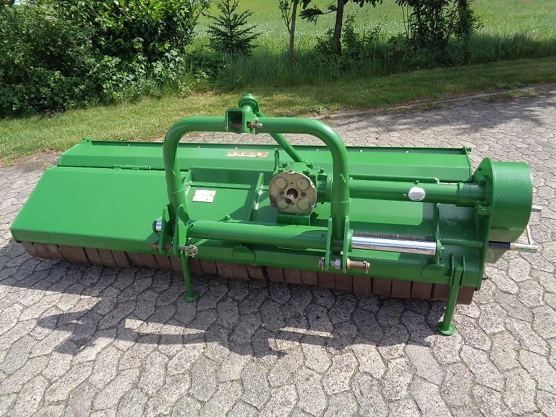 Celli Schlegelmulcher 230 cm Arbeitsbreite bis zu 60cm Seitenverschiebung 24 Hammerschlegel Gewicht ca 900kg Kein Maschio Tehnos Müthing Mulchgerät Heckmulcher Universalmulcher Schlegelmulchgerät Hammermulcher Hammermulchgerät