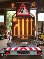 Trebbiner Horizont VWT E VLT Verkehrsleittafel Leittafel Sicherungsanhänger Verkehrsleitanhänger Verkehrssicherungsanhänger Absperrtafel Sperrwand Nissen Verkehrssicherung Vorwarner Vorwarntafel