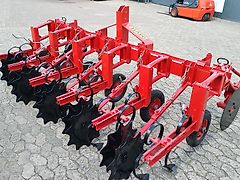 Gruse 5 reihige Hacke 5 reihiges Hackgerät 55 cm Reihenabstand 300 cm Rahmenbreite gezackte Kulturschutzscheiben 520 mm Durchmesser Scheibenseche zur Spurführung 520 mm gefedert