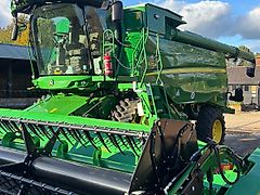 John Deere T670i