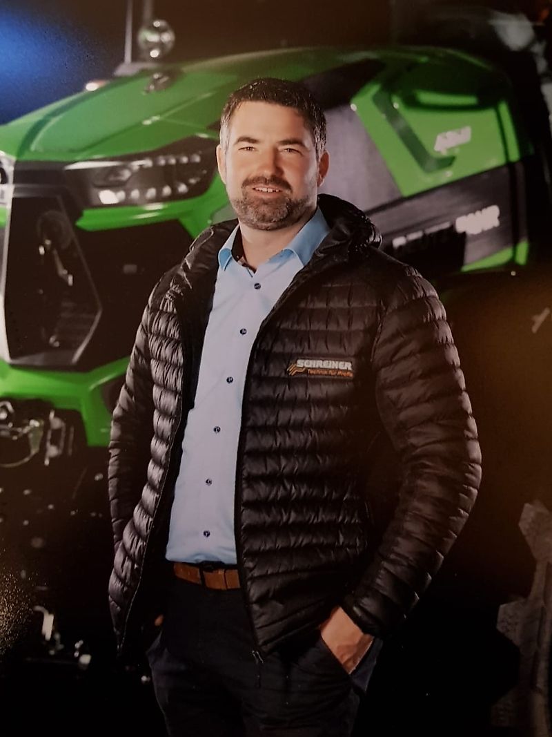 kapcsolattartó Úr Mathias Hinn