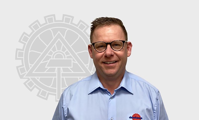 kapcsolattartó Úr Jac Peeters