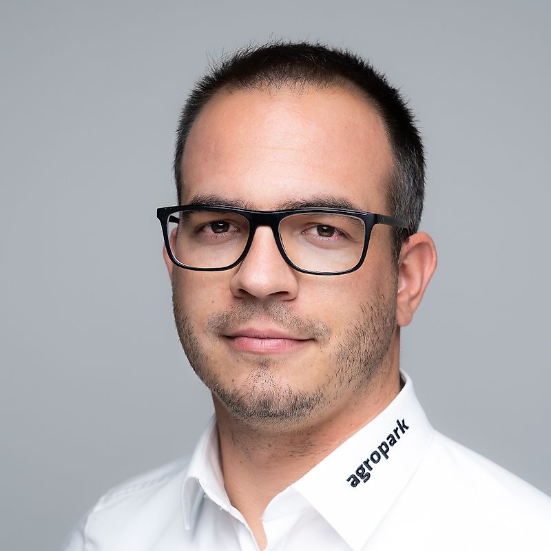 kapcsolattartó Úr Jeno Revesz
