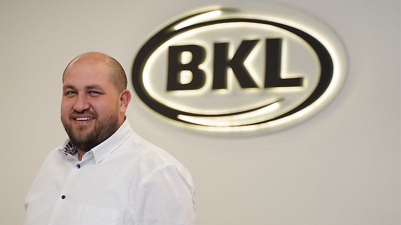 kapcsolattartó Úr Benakovic Tomislav