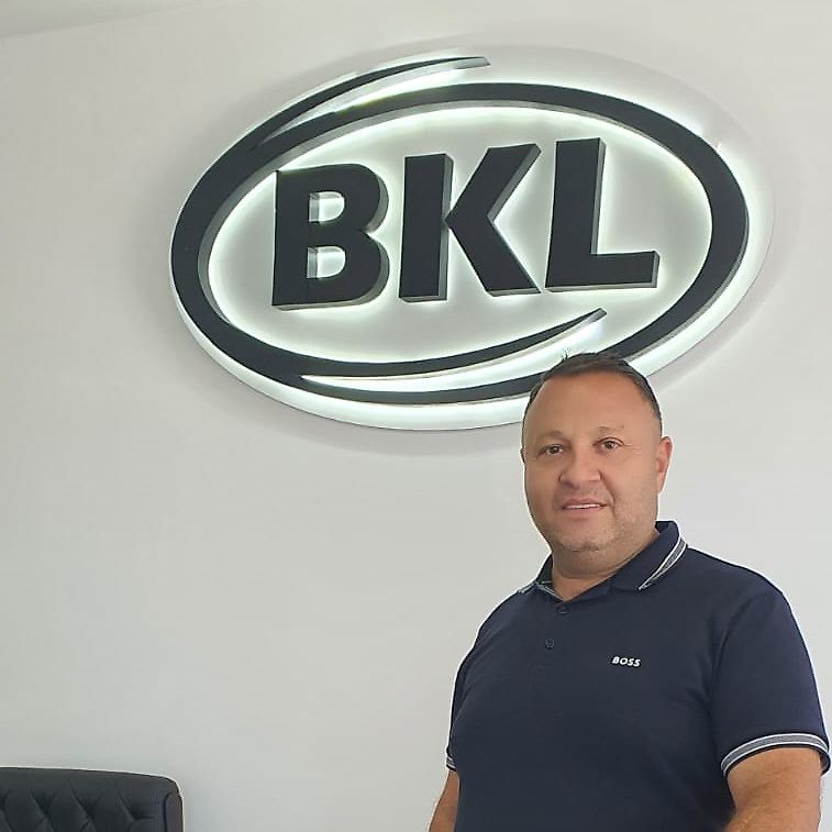 kapcsolattartó Úr Ilie Marius