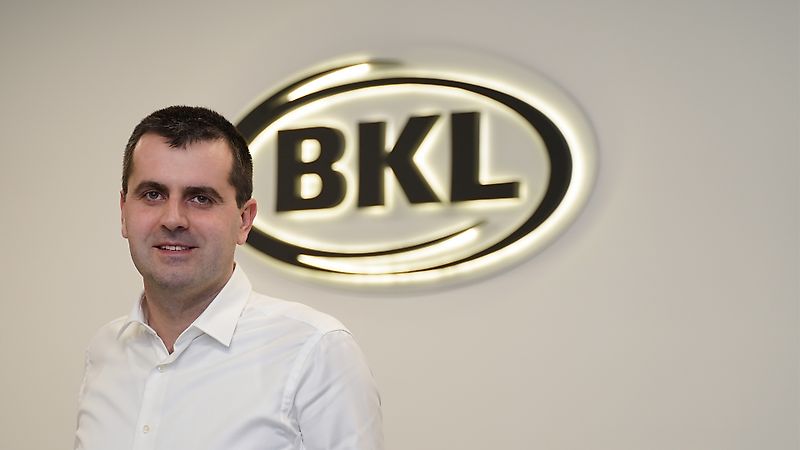 kapcsolattartó Úr Božo Laco