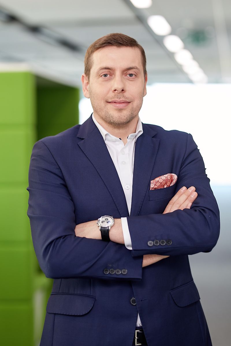 kapcsolattartó Úr Robert