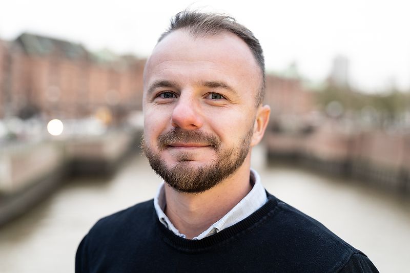kapcsolattartó Úr Nemanja Arsic