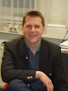 kapcsolattartó Úr Artur Mayr